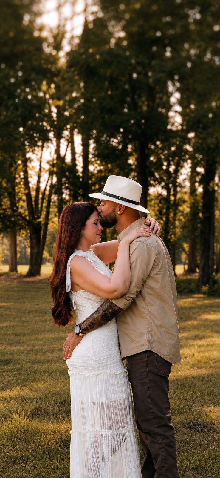 Javier y Melissa abrazados al atardecer