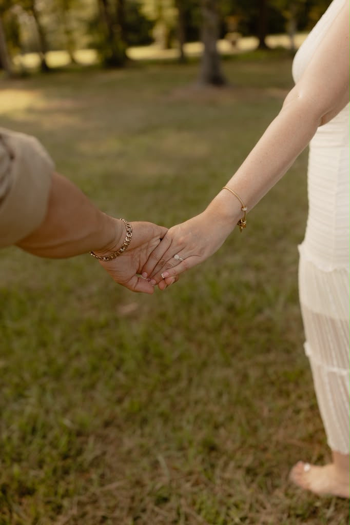 Javier y Melissa tomados de la mano